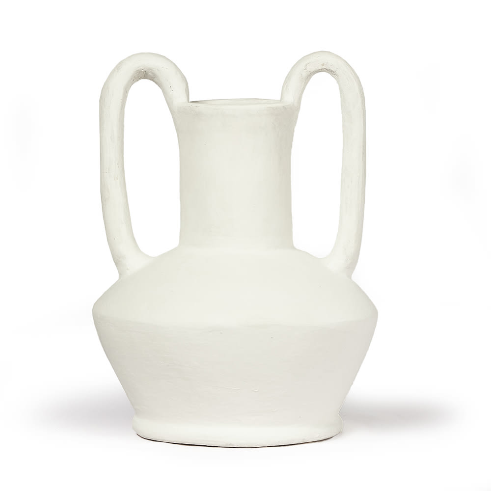 Jarrón de cerámica blanca de acabado mate con dos asas grandes y simétricas, de estilo rústico y forma geométrica simple. No presenta inscripciones ni artículos adicionales visibles.