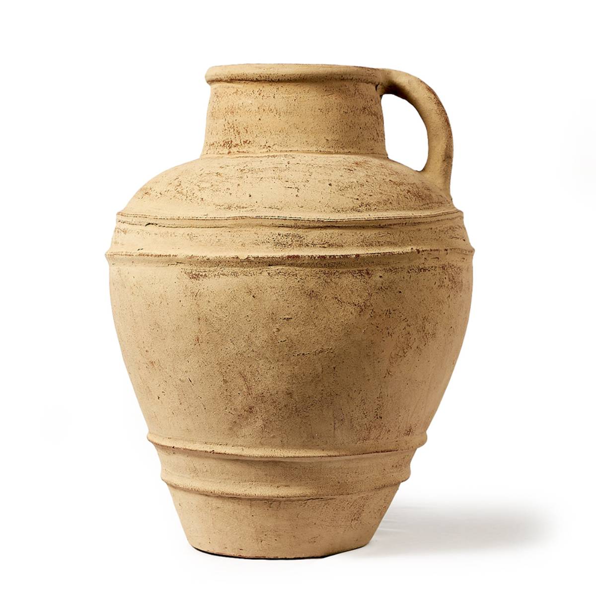 Una vasija de cerámica grande de color beige con un acabado rugoso y mate. Tiene forma clásica con una sola asa en la parte superior y líneas ornamentales horizontales alrededor de su cuerpo.