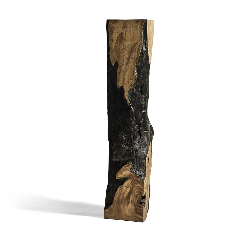 Pieza tallada de madera con una combinación de acabados naturales claros y oscuros que le otorgan un aspecto rústico y artístico. Tiene una forma rectangular vertical con superficies parcialmente irregulares.