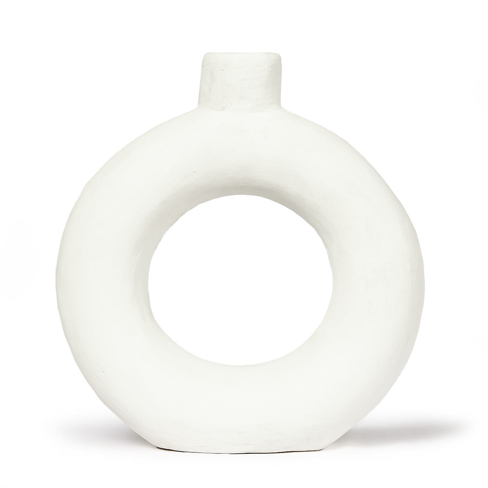 Jarrón decorativo de cerámica con forma circular hueca en el centro y acabado mate, de un solo color blanco tiza. Su diseño es minimalista y moderno, sin inscripciones visibles.
