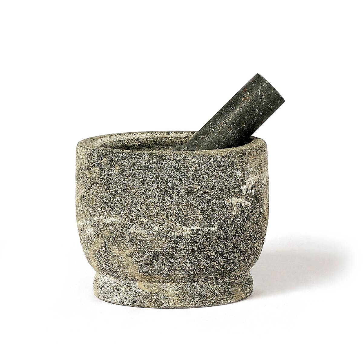 Mortero de piedra redondo con textura rugosa acompañado de una mano o maja del mismo material; el diseño es robusto y de aspecto rústico.