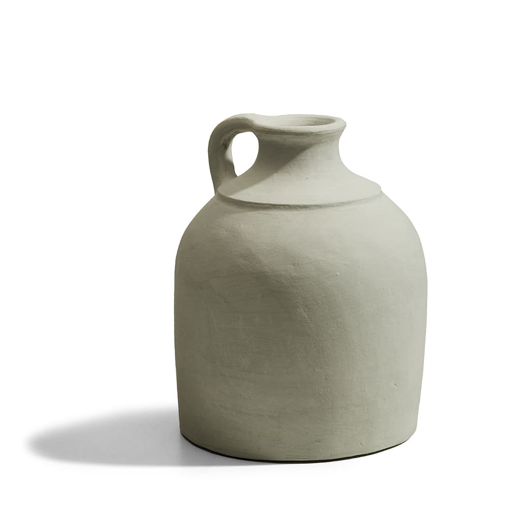 Jarra de cerámica de color gris claro con una superficie mate y textura artesanal. Tiene un diseño simple y curvo con una sola asa en el cuello.