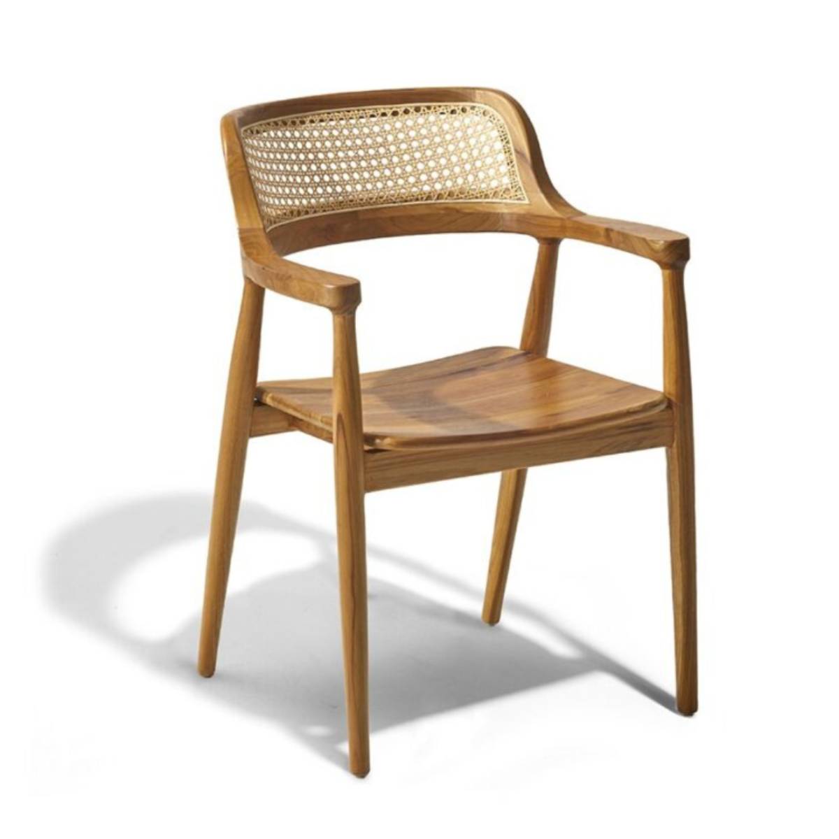 Silla de madera con diseño de respaldo curvo y respaldo superior tejido con patrón de rejilla. Tiene un asiento liso de madera y brazos integrados en un estilo moderno y natural.