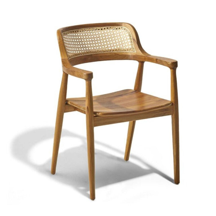 Silla de madera con diseño de respaldo curvo y respaldo superior tejido con patrón de rejilla. Tiene un asiento liso de madera y brazos integrados en un estilo moderno y natural.