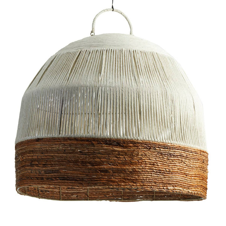 Pantalla de lámpara colgante hecha a mano, con la mitad superior envuelta en hilo de color crema y la parte inferior tejida en fibras naturales de color marrón. Su diseño artesanal ofrece un estilo rústico y natural.