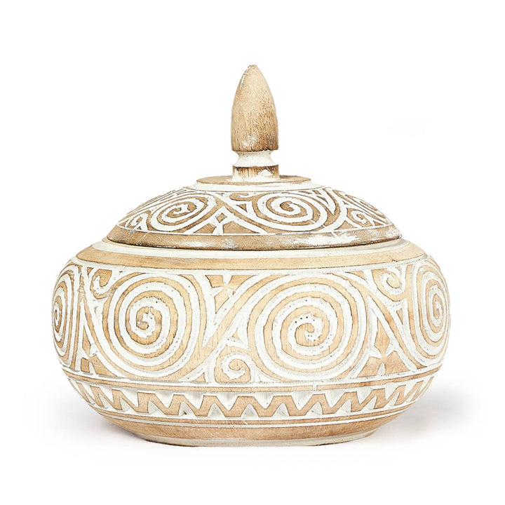 Recipiente redondo con tapa y punta en forma de cono, hecho de madera clara con tallados en espiral y patrones ornamentales pintados en blanco. El diseño tiene un estilo artesanal y rústico.