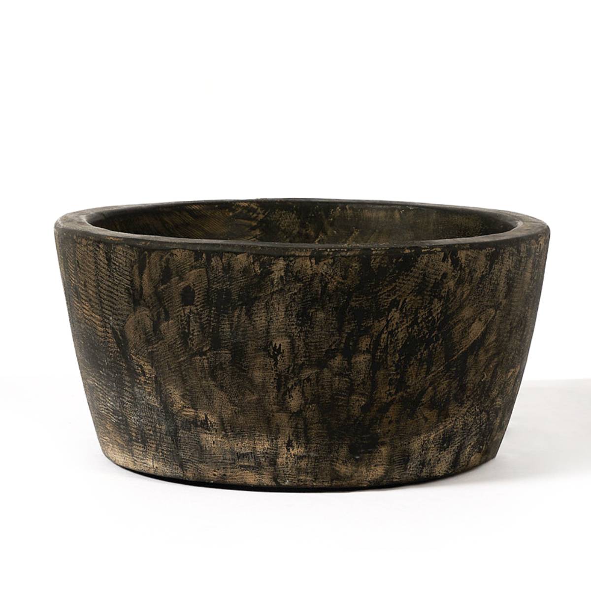 Cuenco o maceta de forma cilíndrica con bordes ligeramente inclinados hacia afuera, acabado con un efecto texturizado semejante a madera envejecida oscura.