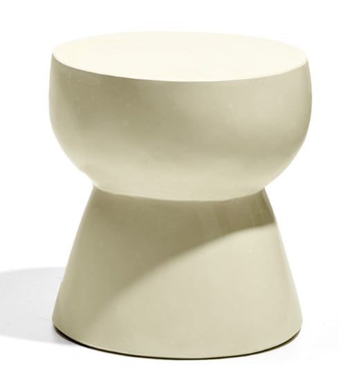 Un taburete o mesa auxiliar de diseño moderno con forma cilíndrica doble, en un tono beige claro uniforme y superficie lisa sin detalles escritos visibles.