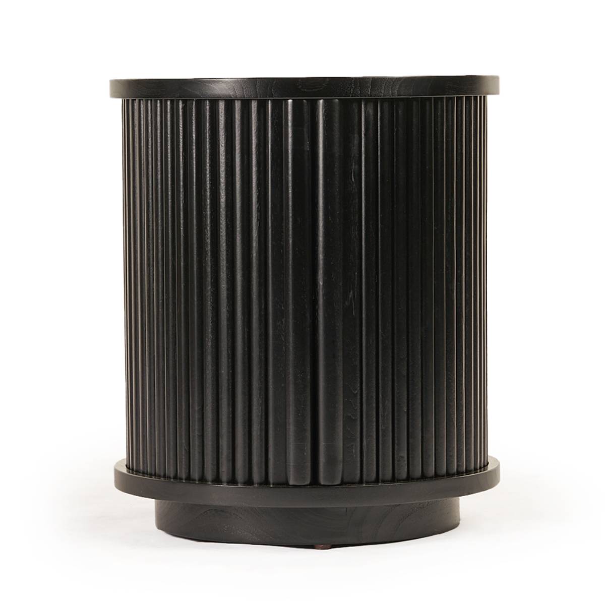 Cilindro de madera negra con diseño acanalado vertical en toda su superficie, posiblemente utilizado como mesa auxiliar o taburete decorativo. Su acabado es uniforme y moderno.