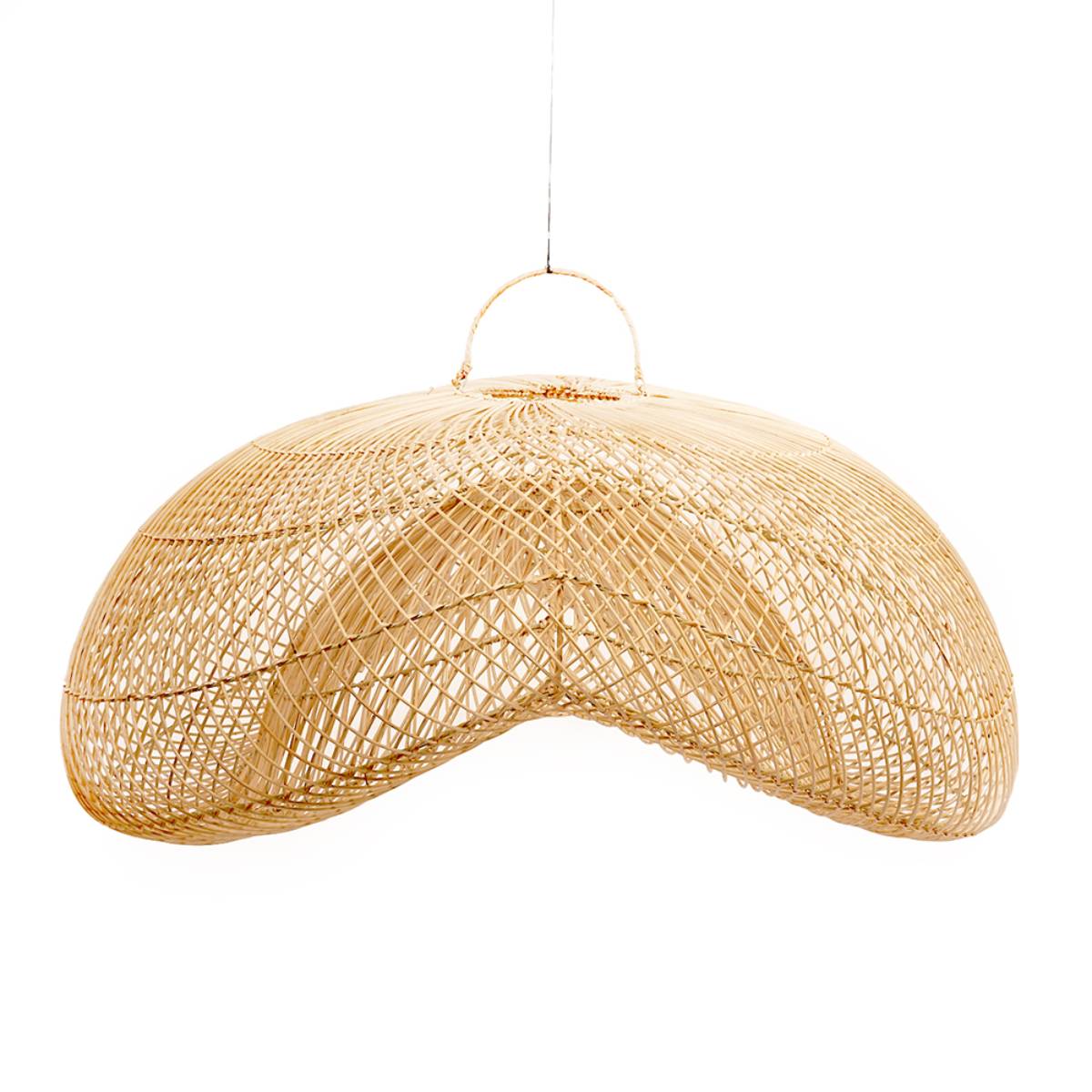 Pantalla colgante de mimbre natural con un diseño curvado y entramado abierto, suspendida por un cable delgado metálico. El objeto tiene una forma orgánica similar a una ola o al contorno superior de una nuez.