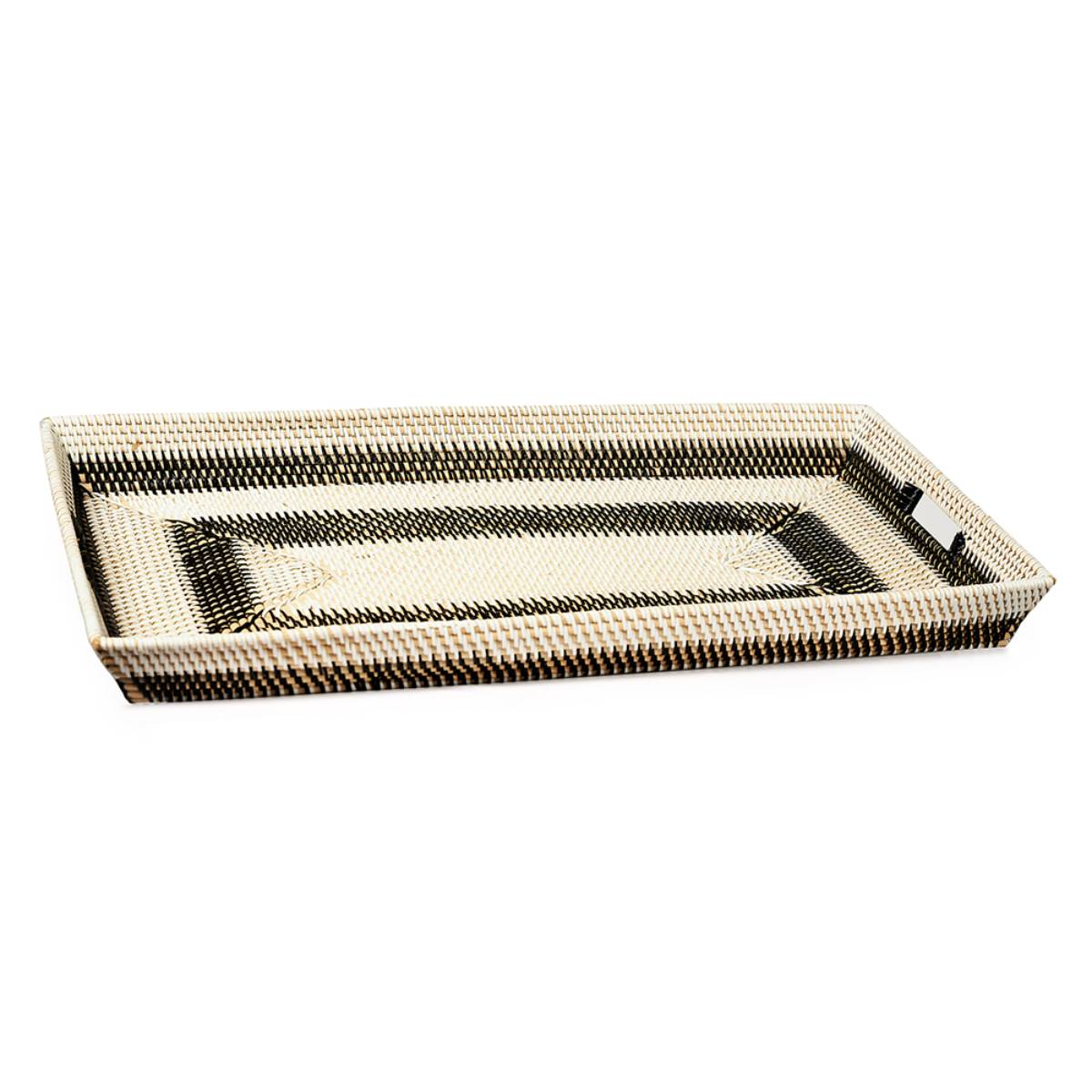Bandeja rectangular trenzada con bordes elevados y asas laterales, decorada con un patrón de líneas en tonos beige y negro.