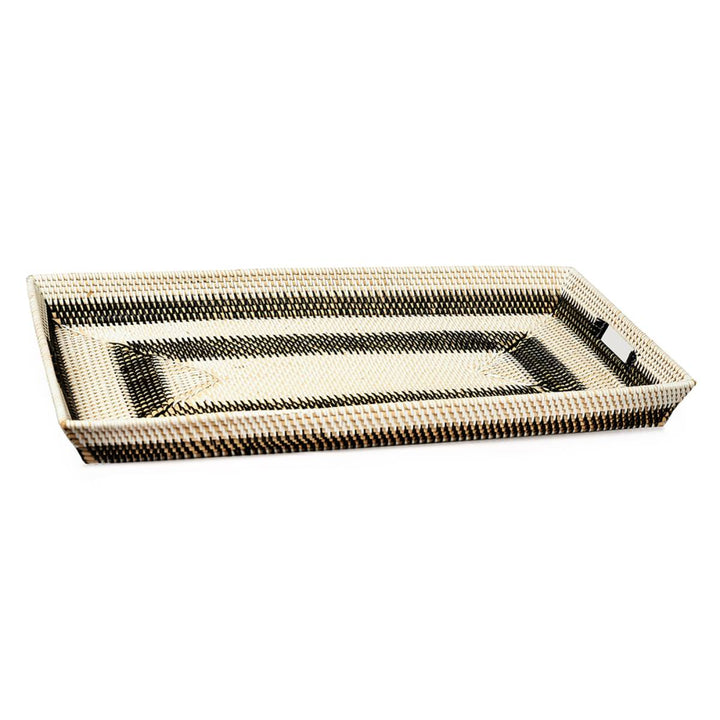 Bandeja rectangular trenzada con bordes elevados y asas laterales, decorada con un patrón de líneas en tonos beige y negro.